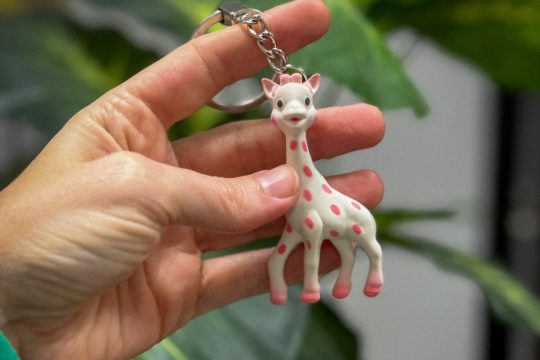 Des porte-clés Sophie la Girafe en édition limitée pour octobre rose